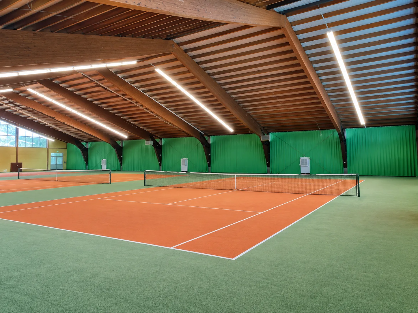 Tennishalle Starnberg mit Tennisplätzen