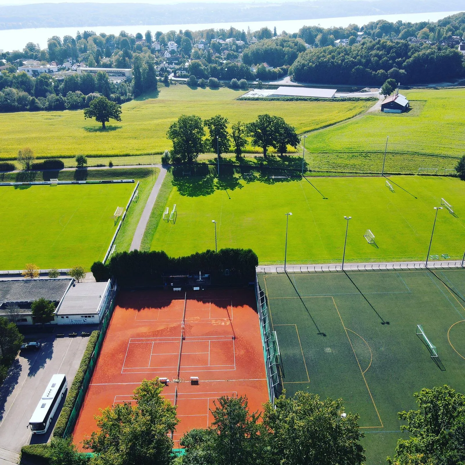 FT Starnberg Tennisanlage mit Blick über Starnberg